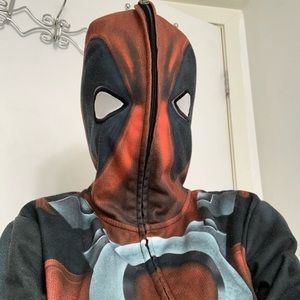 Deadpool hoodie zips up fully